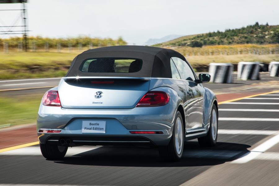  Volkswagen Beetle Final Edition Convertible 2018 года  (NA) (фото 6 из 15)
